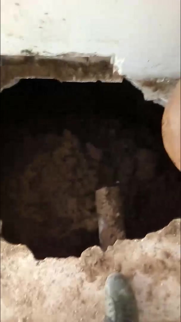 حادثه فرو ریختن چاه فاضلاب در تهران